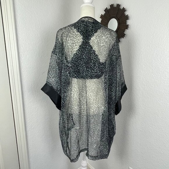 LA Intimates Cheetah Print Robe | VGT - Picture 6 of 6